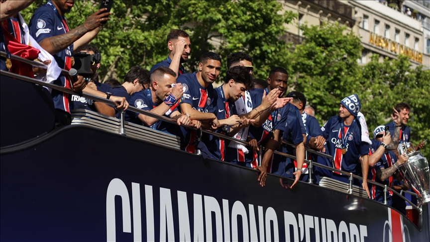 Ligue des Champions : Le PSG parade sur les Champs-Élysées devant des dizaines de milliers de supporters
