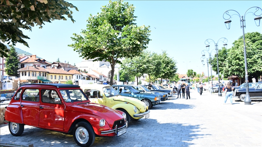 Veturat “oldtimer” stacionohen në qendër të Prizrenit