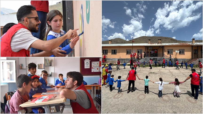 Farklı illerden Van'a gelen üniversiteli gençler, kırsaldaki çocukların gönlüne dokundu