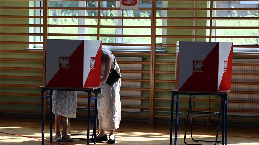 Polonya'da cumhurbaşkanı seçiminin ikinci turu için oy verme işlemi sona erdi