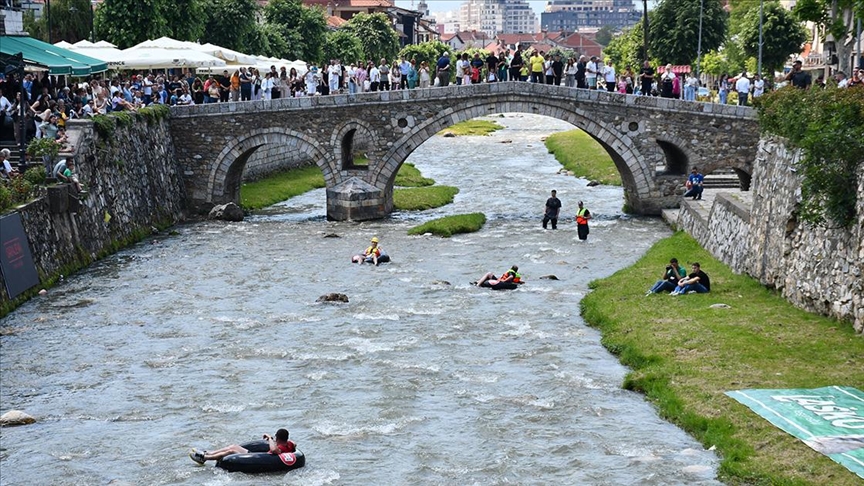 Kosova'da adrenalin tutkunları çevre kirliliğine dikkati çekmek için nehirde şambrellerle rafting yaptı