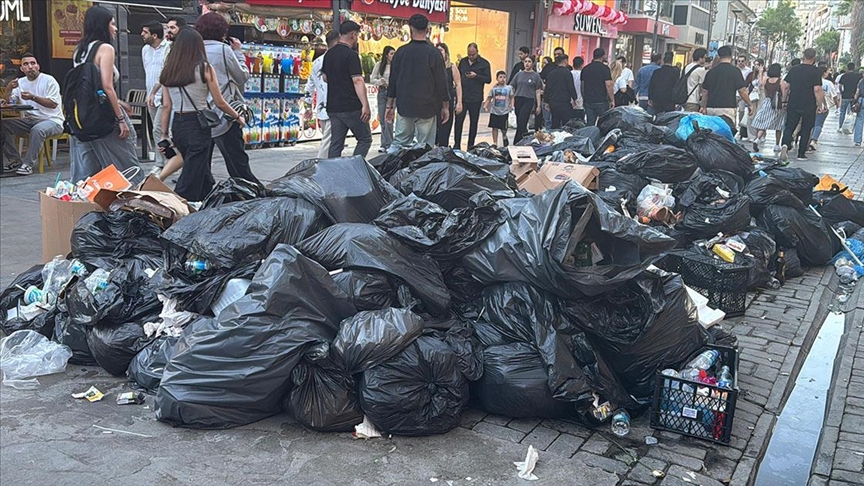 İzmir'de toplanmayan çöpler tepkilere neden oluyor