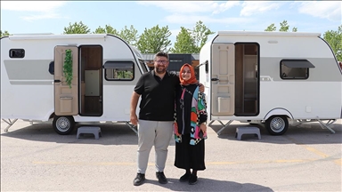 Genç çift seyahatle başlayan karavan tutkularını üretime taşıdı