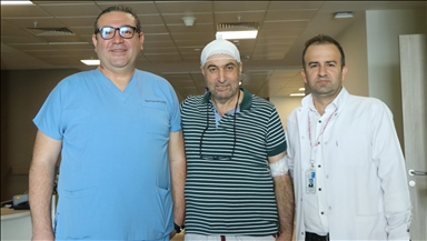 Parkinson hastası, 14 yıllık titreme ve yürüyüş bozukluğundan beyin piliyle kurtuldu