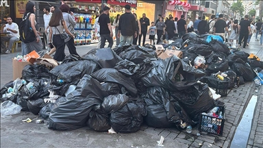 İzmir'de toplanmayan çöpler tepkilere neden oluyor