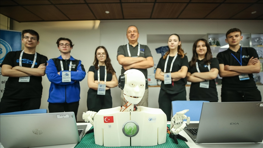 Bursa'da liseliler "işaret dili bilen insansı robot" geliştirdi