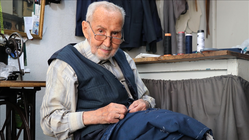 Çocukken başladığı terzilikte iğne ipliği 80 yıldır elinden düşürmüyor