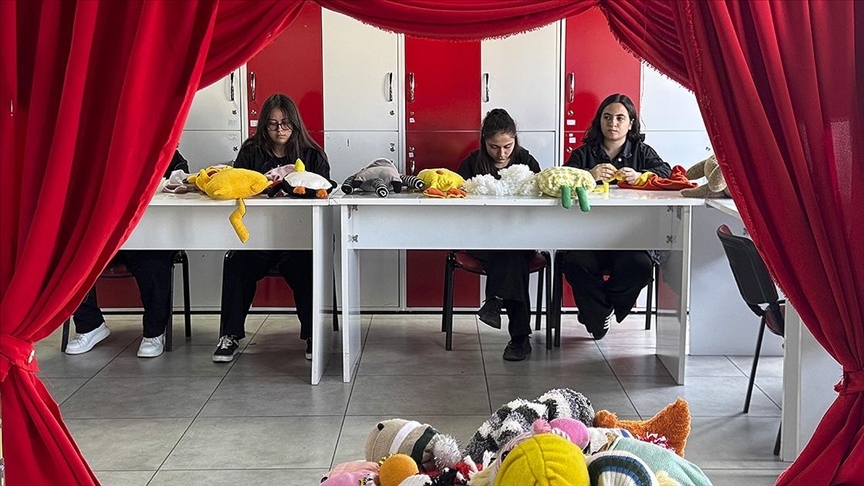 Meslek lisesi öğrencileri, tedavi gören çocuklara sarılabilecekleri oyuncaklar üretiyor