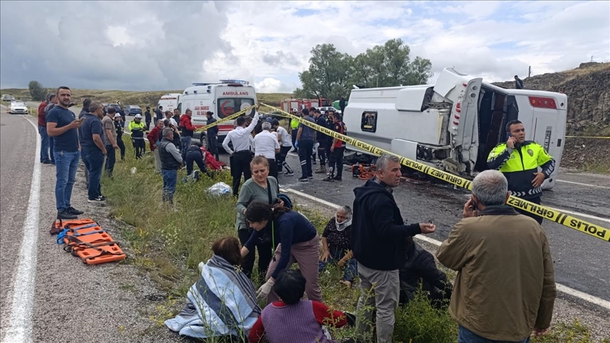 Yozgat'ta cenaze töreninden dönenleri taşıyan midibüs devrildi: 2 kişi öldü, 15 kişi yaralandı