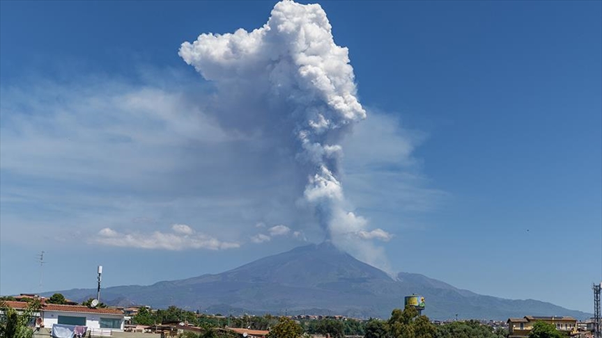 Urušavanje kratera vulkana Etna izazvalo masivnu erupciju