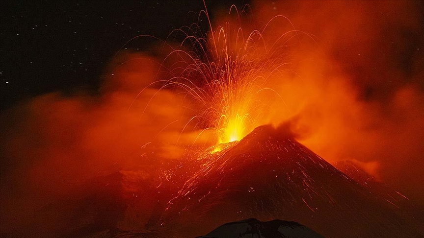 İtalya'da Etna Yanardağı güçlü şekilde kül ve lav püskürttü