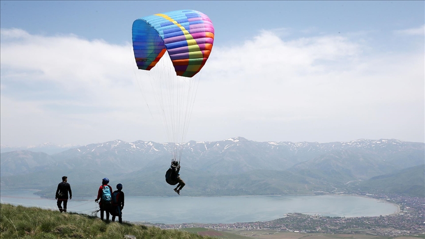 Bitlis'teki Nemrut Dağı, yamaç paraşütü tutkunlarının gözdesi oldu
