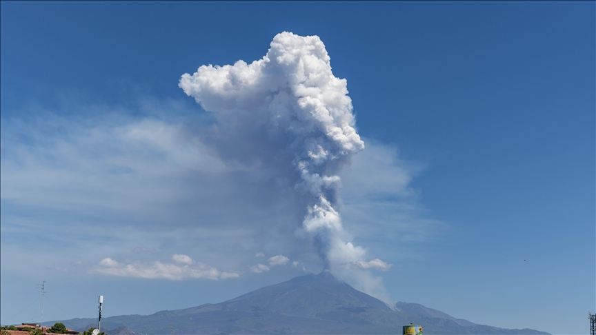 En Italie, le volcan Etna entre violemment en éruption, projetant des cendres et de la lave