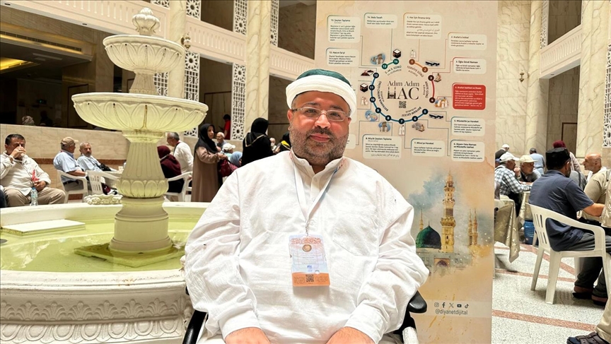 Tekerlekli sandalyesiyle 16 yıllık hac özlemini giderdi