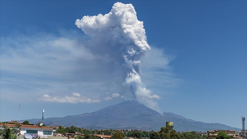 İٲⲹ'da Etna Yanardağı güçlü şekilde kül ve lav püskürttü