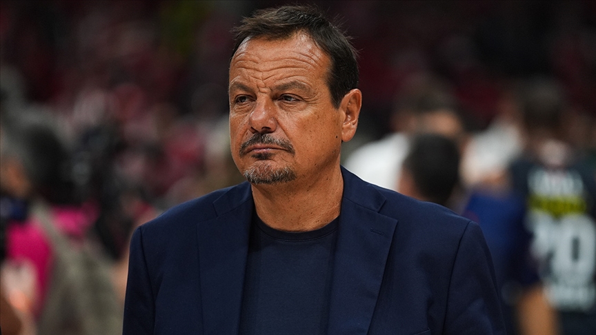 Ergin Ataman'dan Olympiakos taraftarının Türkiye'ye yönelik küfürlü tezahüratına sert tepki