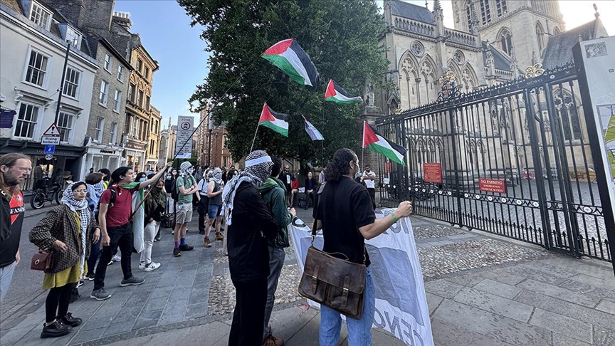 Cambridge öğrencileri, İ'le ilişkilerin kesilmesi talebiyle çadırlar kurarak eylem başlattı
