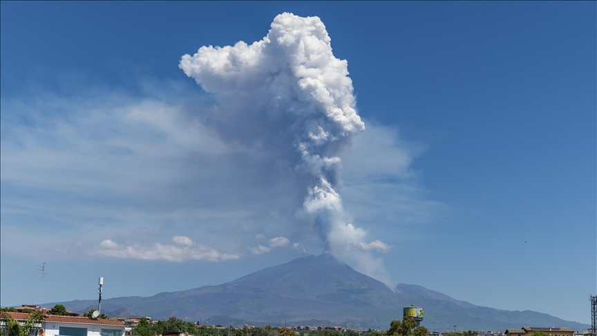 Vullkani Etna në Itali shpërthen fuqishëm, nxjerrë hi dhe lavë