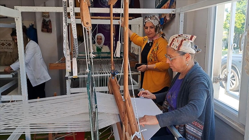 Sakarya'da kadınlar, doğal kumaş dokumacılığı sayesinde bütçelerine katkı sağlıyor