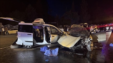 Li Gazîantebê wesayita ticarî ya sivik û otomobîlek li hevdu qelibîn di qezayê da 5 kes mirin, 2 kes birîndar bûn