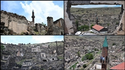 Sel nedeniyle 40 yıl önce terk edilen köylerini ayakta kalan minareden seyrediyorlar