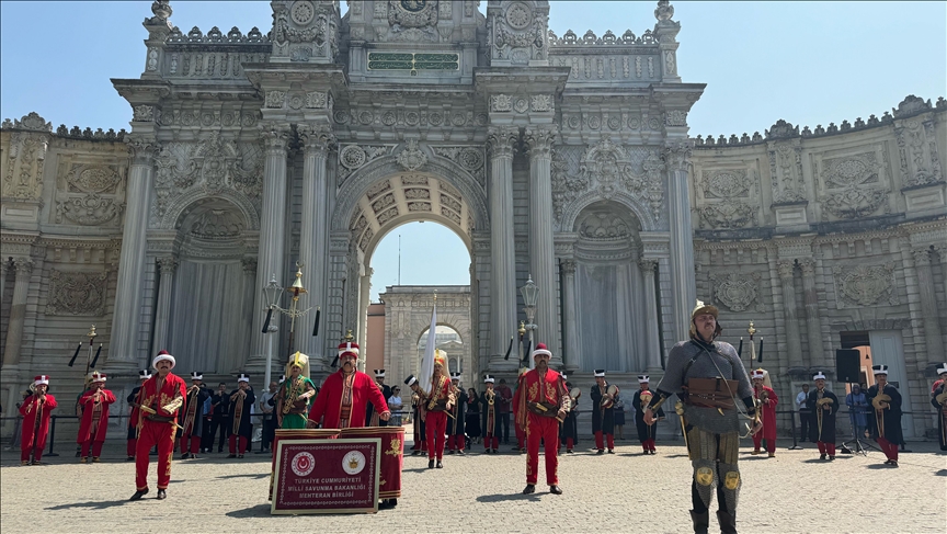 Shfaqjet e bandës ushtarake osmane, Mehter, fillojnë në Pallatin Dolmabahçe të Stambollit