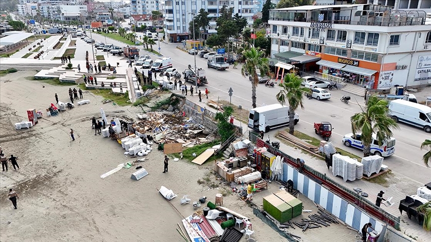 Adana'da ٲş sahil şeridindeki kaçak yapılar yıkılıyor