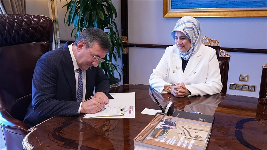 Cumhurbaşkanı Yardımcısı Cevdet Yılmaz kurban vekaletini Türk Kızılay'a verdi