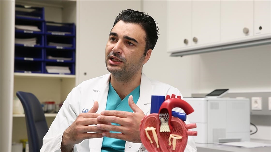 Avrupa'da ilk kapalı yöntemle kalpteki mitral kapak ameliyatlarından birinde Türk cerrah imzası var