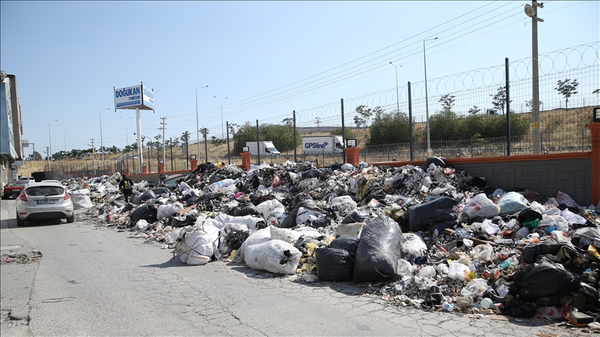İzmir'de Ayakkabıcılar Sitesi'nde atık yığınları oluştu