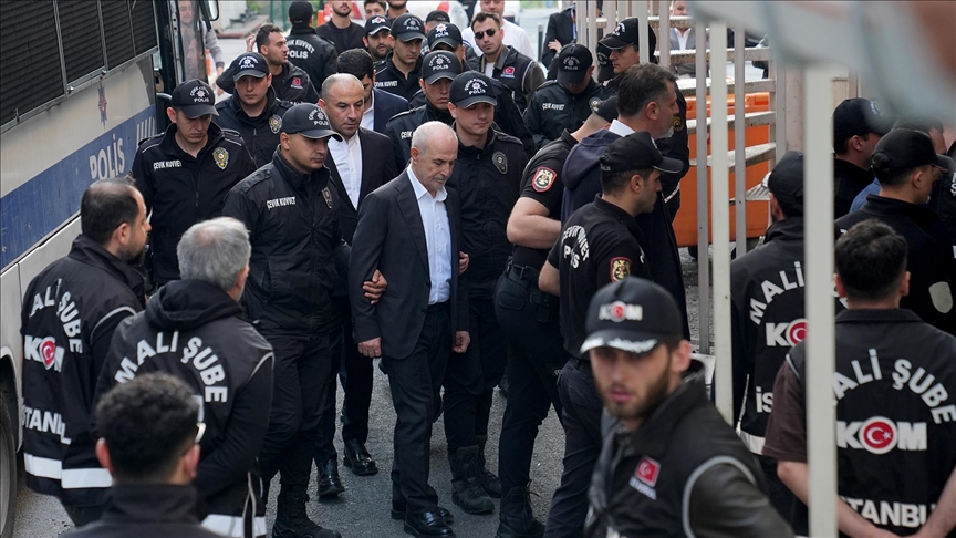 İstanbul'daki yolsuzluk soruşturmalarında  gözaltına alınan 38 kişi adliyede 