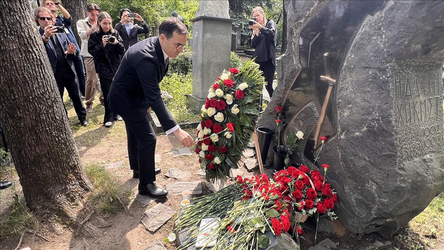 Nazım Hikmet Ran, ölümünün 62. yılında Moskova’daki mezarı başında anıldı