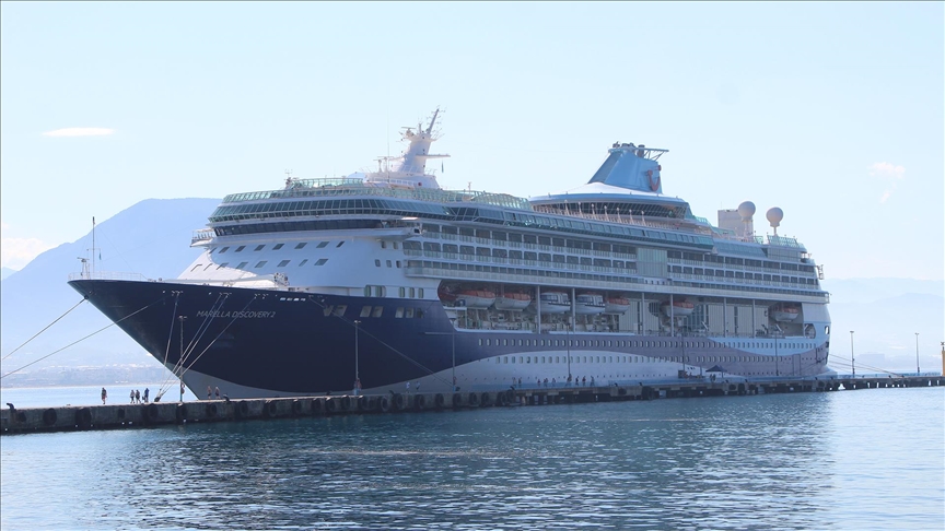 Kruvaziyer "Marella Discovery 2" Alanya Limanı'na demirledi