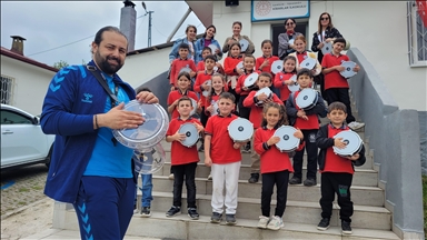 Samsun'da köy okulundaki çocuklar hediye edilen darbukalarla ritim tuttu
