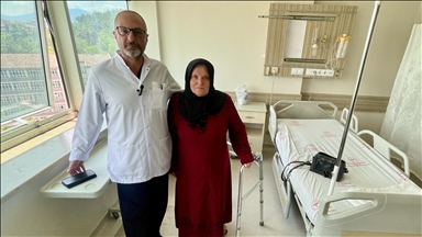 Karabük'te 10 yıldır yürüyemeyen kadın protez ameliyatıyla sağlığına kavuştu