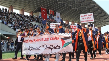 Sinop Üniversitesinin mezuniyet töreninde öğrenciler İsrail'in Gazze'ye saldırılarını kınadı