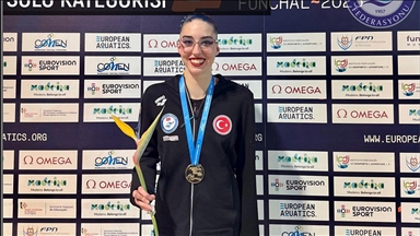 Milli yüzücü Selin Hürmeriç'ten Portekiz'deki kupada altın madalya