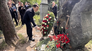 Nazım Hikmet Ran, ölümünün 62. yılında Moskova’daki mezarı başında anıldı
