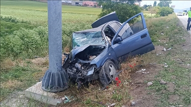 Afyonkarahisar'da yön tabelasına çarpan otomobildeki bir kişi öldü