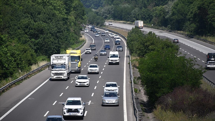 Anadolu Otoyolu'nun Bolu ve Düzce kesiminde bayram tatili hareketliliği kısmen başladı