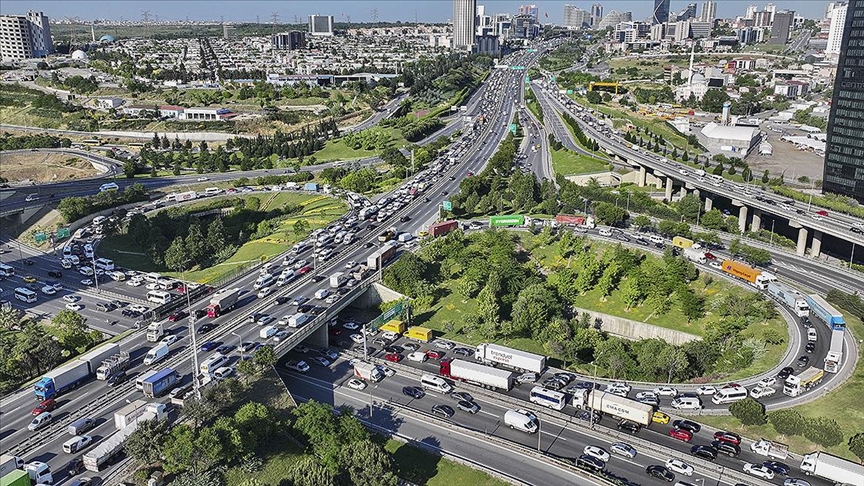 İٲԲܱ'da bayram öncesi trafik yoğunluğu yaşanıyor