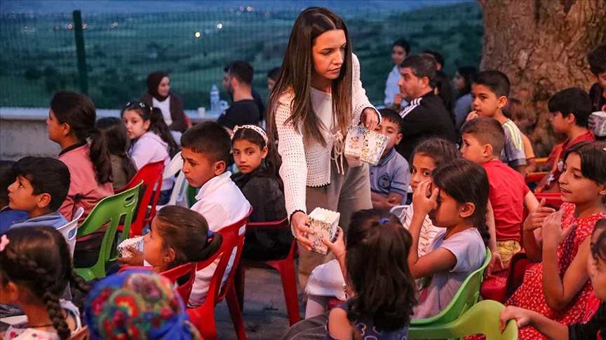 پⲹı'da kırsaldaki öğrenciler aileleriyle yıldızların altında sinema keyfi yaşadı