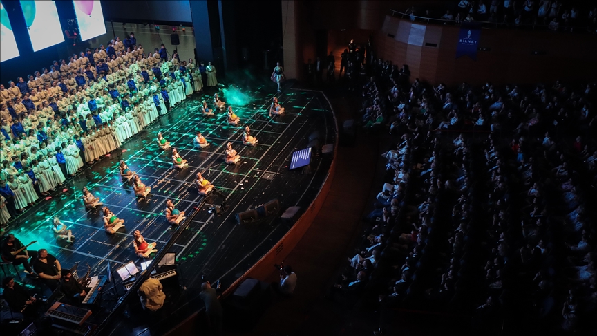 Bursa'da 400 öğrenci Shakespeare'den ilhamla gösteri düzenledi