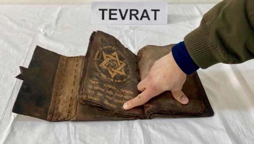 ış'de jandarmanın yol kontrolünde 700 yıllık olduğu değerlendirilen Tevrat bulundu