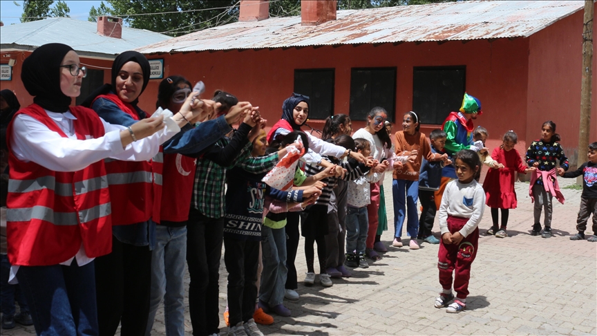 插娶覺'da K覺z覺lay gönüllüleri saç bak覺m覺n覺 yapt覺klar覺 köy çocuklar覺n覺 oyunlarla elendirdi