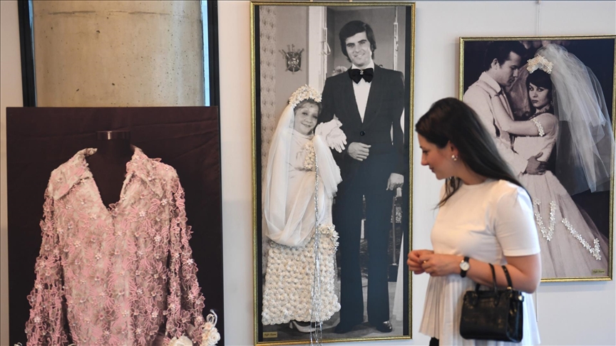 Bursa'da Yeşilçam oyuncularının fotoğraflarının kozalarla süslendiği sergi açıldı