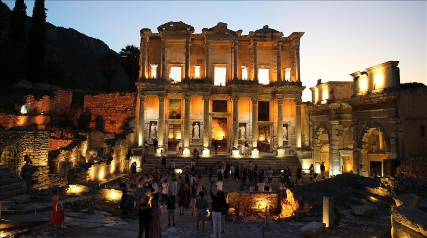 Efes Antik Kenti'nde gece müzeciliği başladı