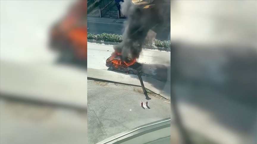 Kartal'da seyir halindeyken yanan otomobil kullanılamaz hale geldi