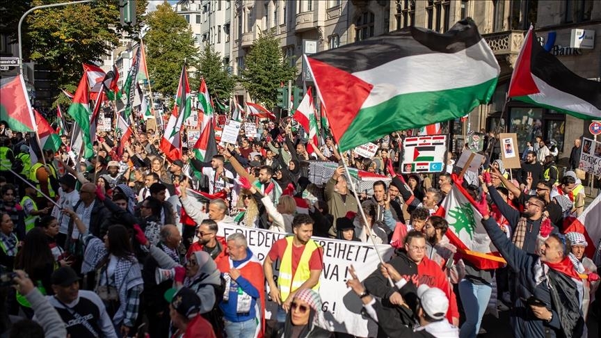 Public figures in Germany urge government to take clear stance against Israel