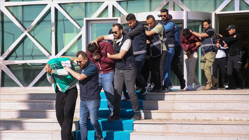 Yüksek takipçili sahte sosyal medya hesaplarından DZԻıııı yapan 11 şüpheli tutuklandı